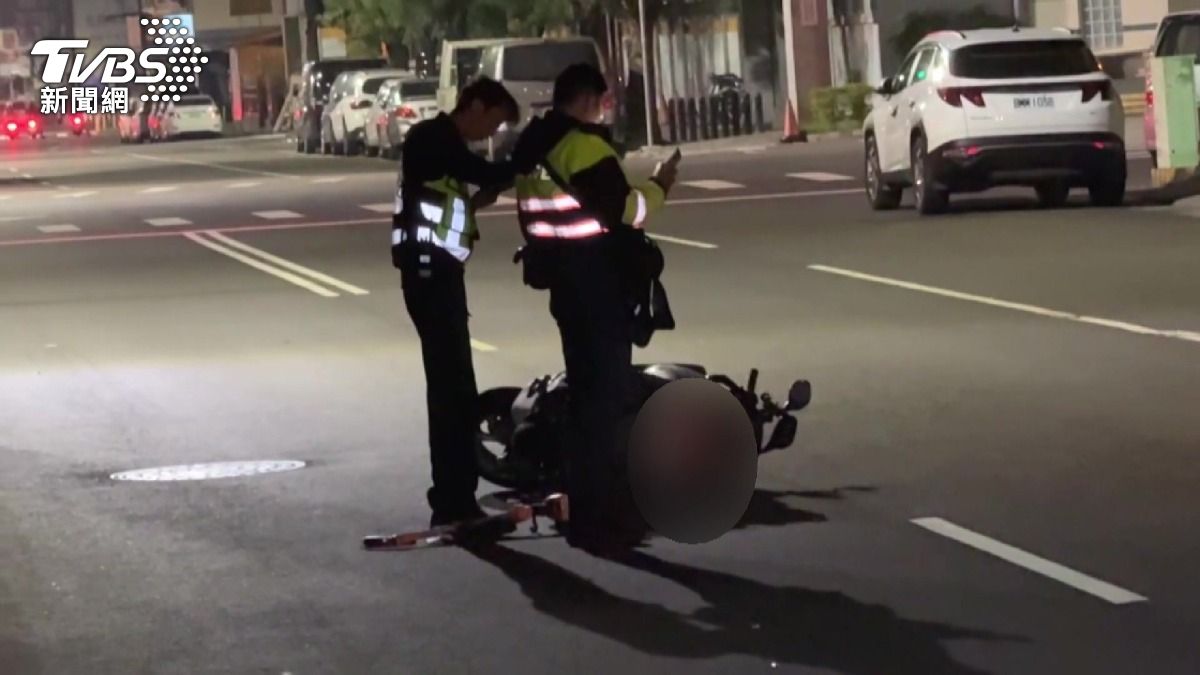 16歲少年借車　載女高中生　撞分隔島釀1死。(圖／TVBS)
