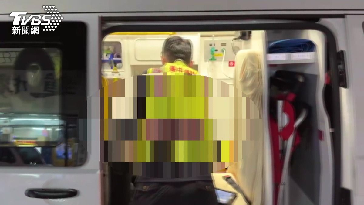  16歲少年借車載友　撞分隔島路樹亡。(圖／TVBS) 