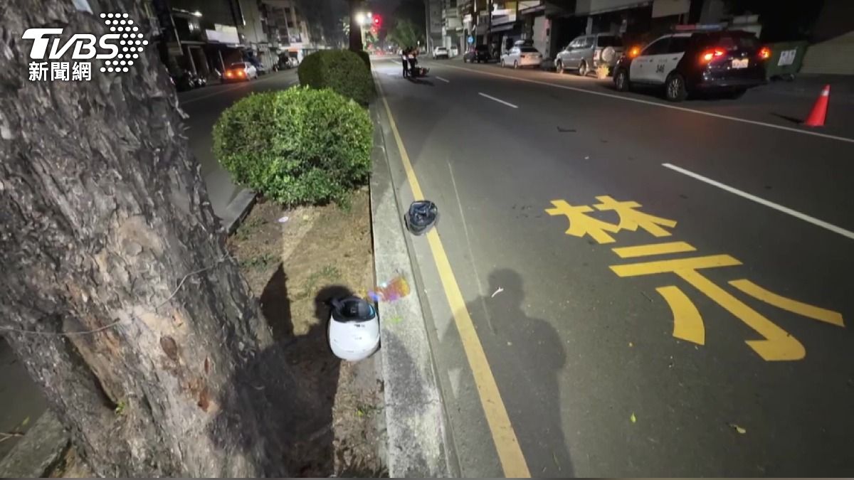  16歲少年借車載友　撞分隔島路樹亡。(圖／TVBS) 