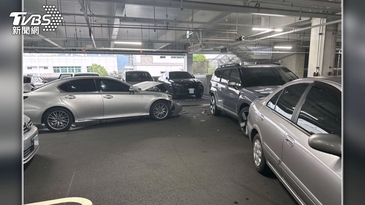 台中美式賣場41歲男涉毒駕連環撞3車!700萬賓士大G停車格遭殃 。(圖/TVBS)