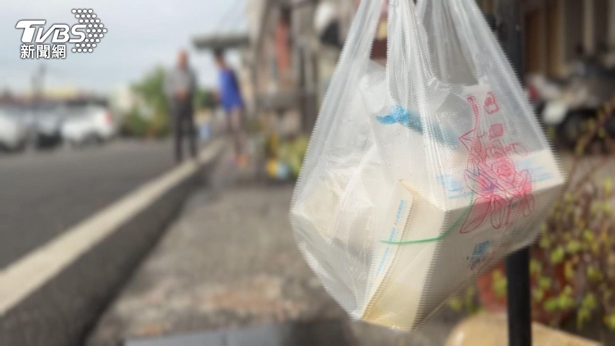男掛「滷肉飯套餐」在民宅曬衣架!警:最高罰1500元。(圖/TVBS)