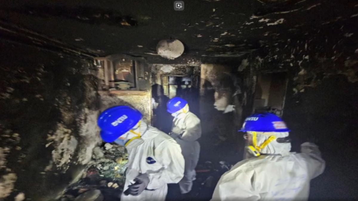 香港警察發布DVIU工作照,家具被烈焰燒毀,怵目驚心。(圖/Hong Kong Police FB)