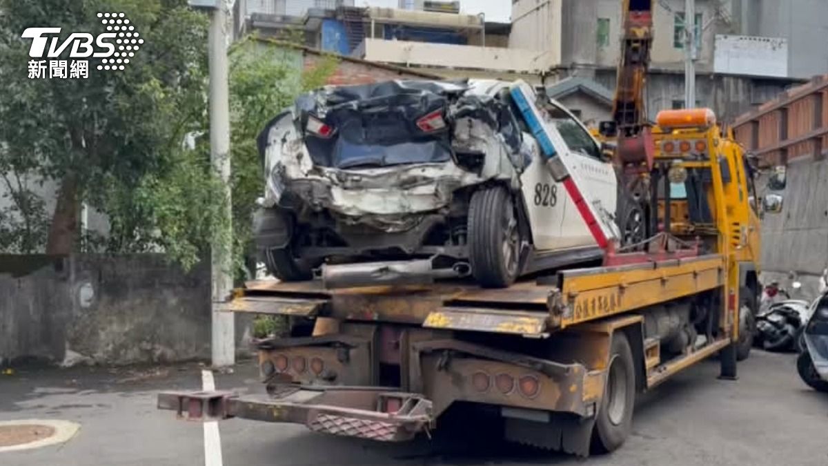 排除路障遭撞飛,警車全毀2警腦震盪。(圖/TVBS)