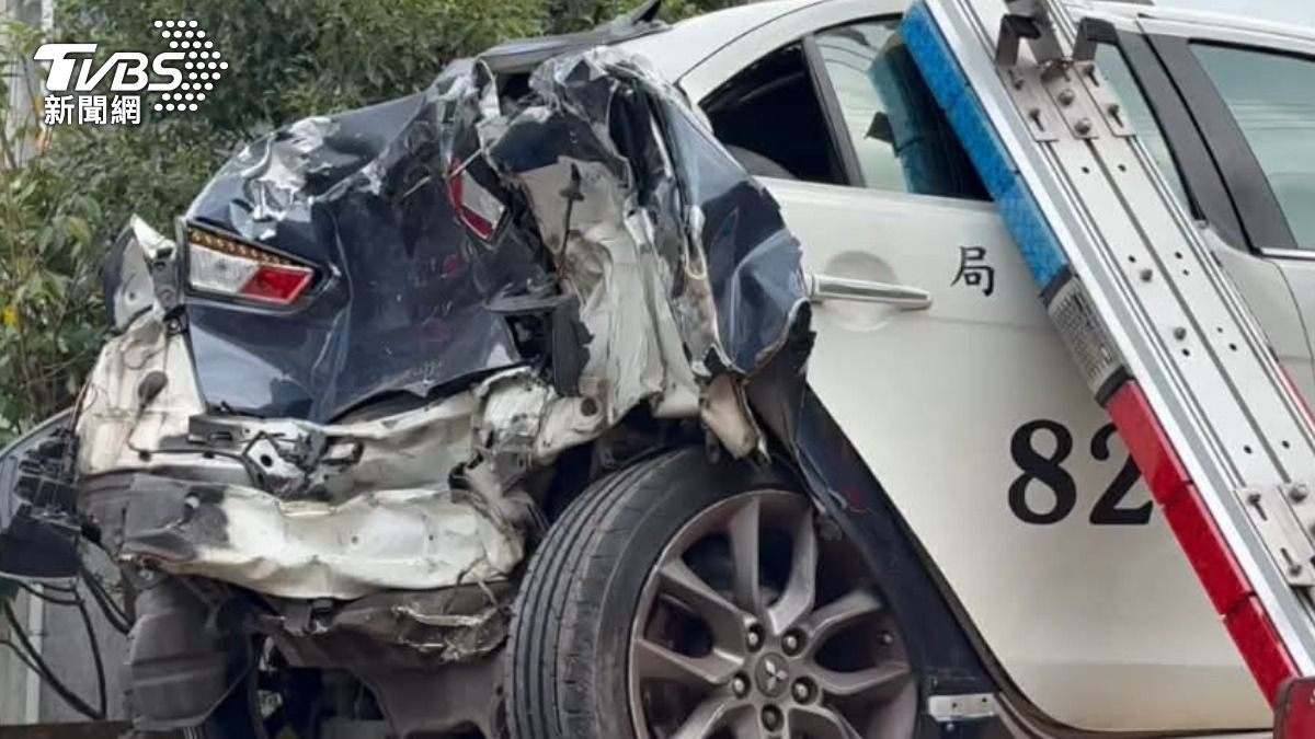 警排除障礙遭撞,巡邏車全毀2警傷送醫。(圖/TVBS)