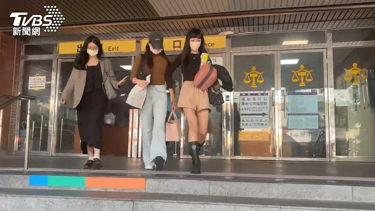 前伊林模特兒蕭瑋葶(中)500萬交保。（圖／TVBS）