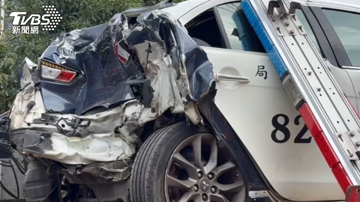 撞擊瞬間曝!台68線大貨車猛撞警車 「車尾擠扁」2警腦震盪