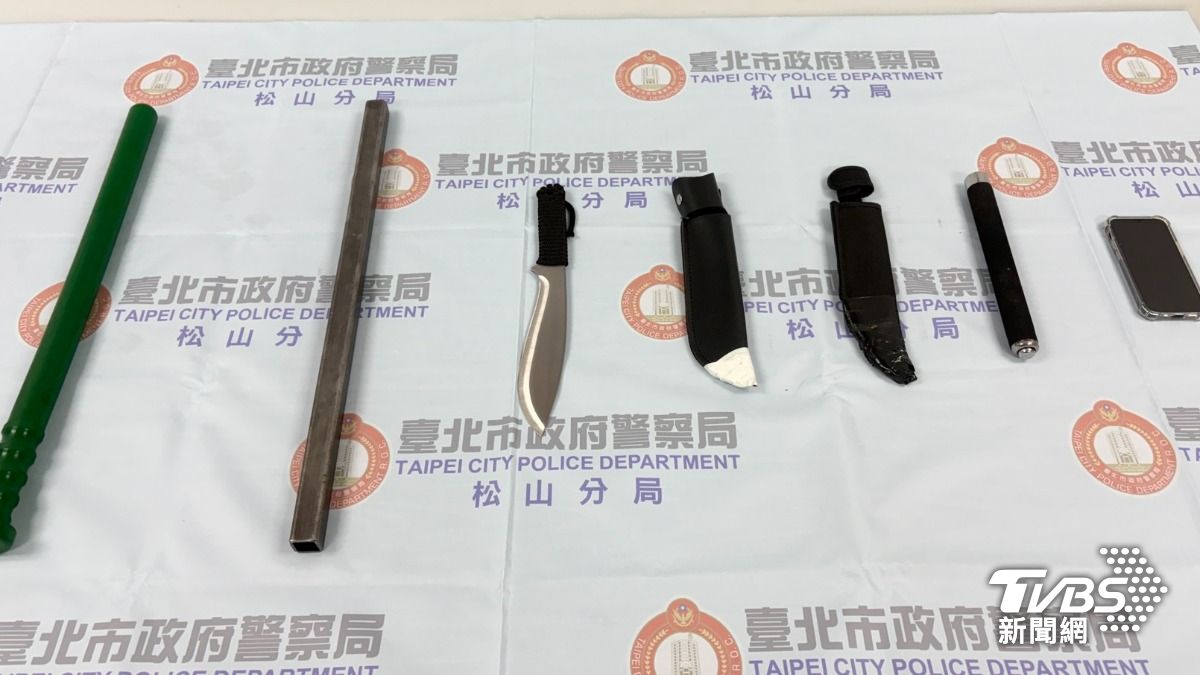 警方查扣刀械、棍棒、辣椒水等證物。(圖/TVBS)