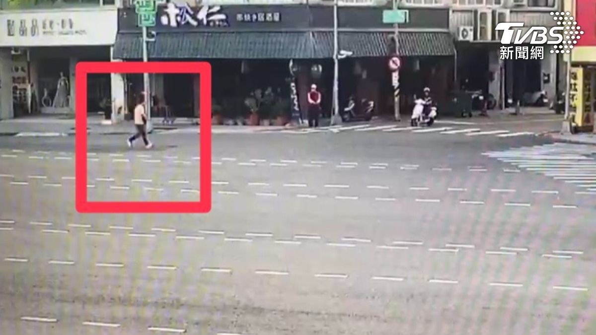 周女肇事逃逸的身影被監視器拍得一清二楚。(圖/TVBS)