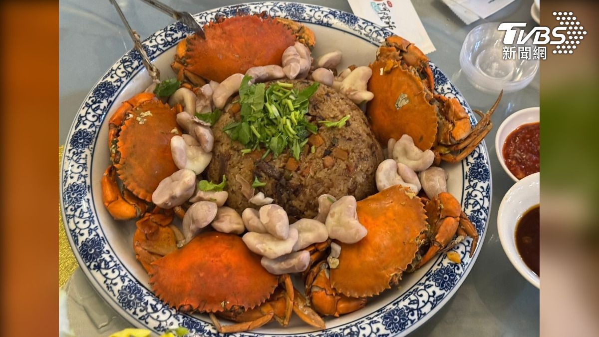 紅蟳米糕油飯彭派大氣,一盤滿滿5隻紅蟳,還有特地加了傳達新人愛意的菱角(圖/TVBS)