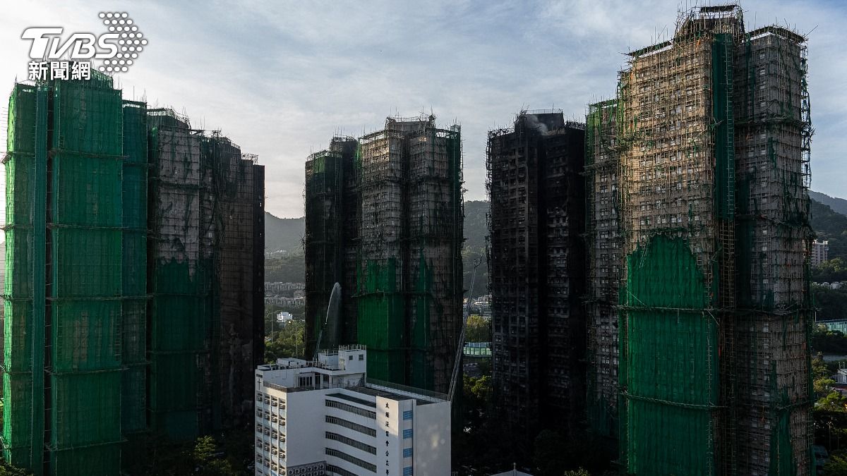 香港宏福苑大火，建築外的棚網和發泡膠成為安全隱患，不少人實測自家外的建築材料是否防火。（圖／達志影像美聯社）