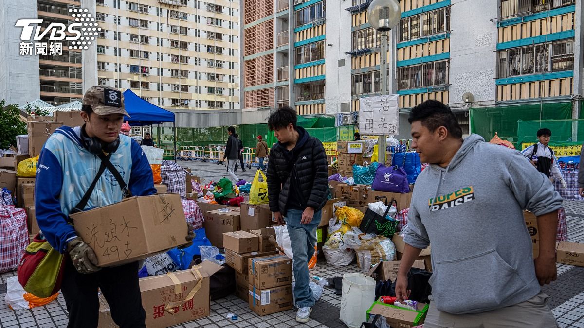 香港宏福苑大火志工活動被要求停止,外界推測是當局擔心民間集結反政府。(圖/達志影像美聯社)