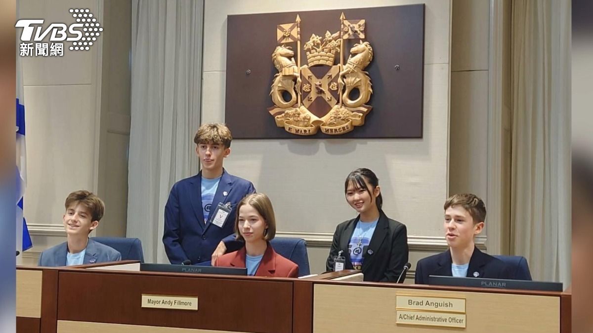 來自烏克蘭、義大利、紐西蘭及厄瓜多的青少年進行小組會議,並與重要人士深入交流國際議題。(圖/當事人提供)