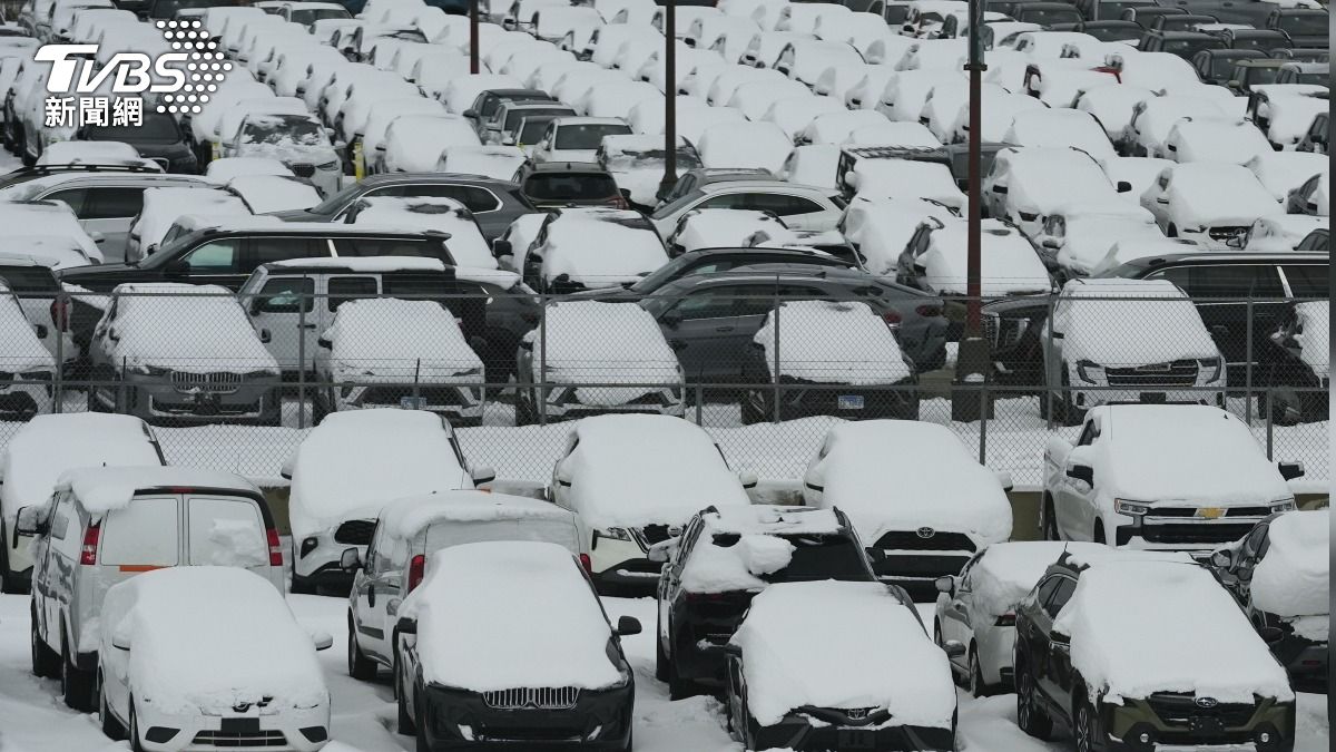 芝加哥國際機場的租車停車場內,大雪覆蓋停放的車輛。(圖/達志影像美聯社)
