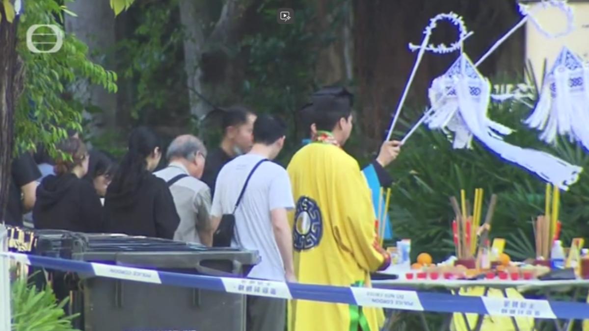 宏福苑火場周邊,罹難者家屬正在進行招魂儀式。(圖/TVB)