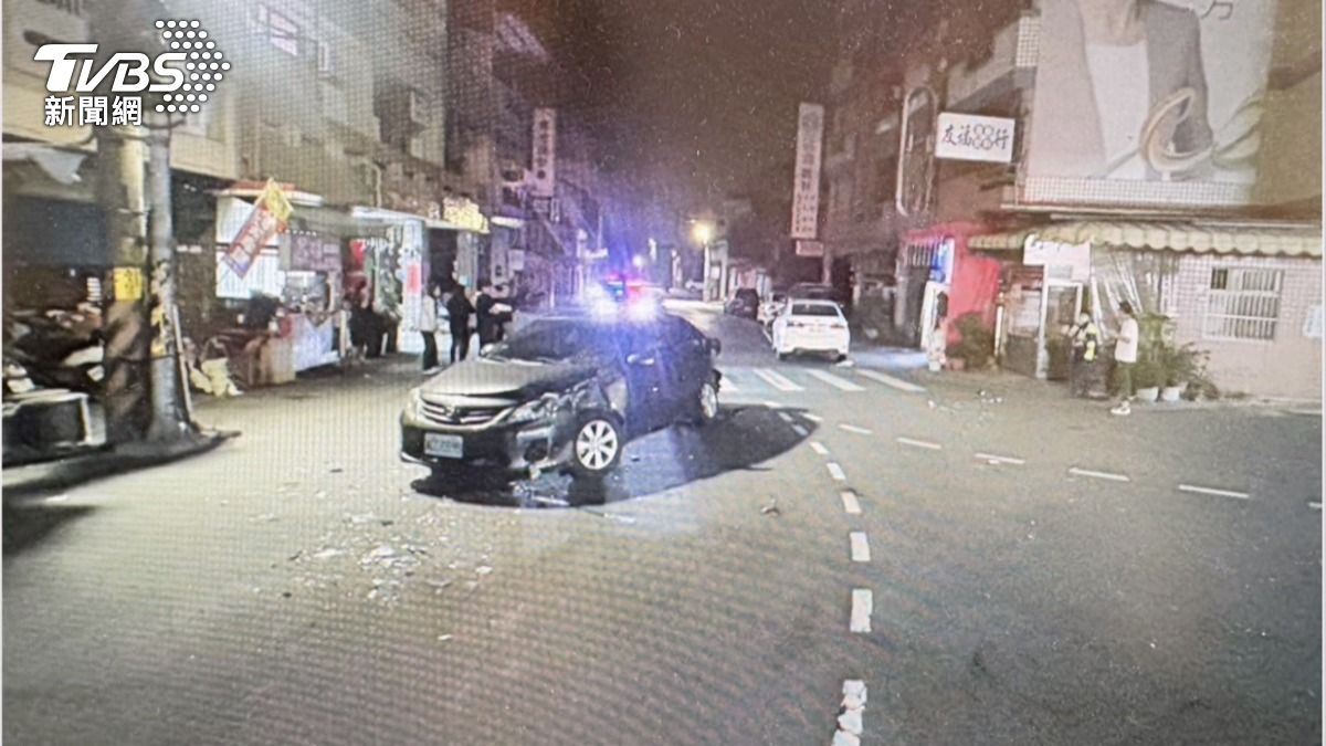 凌晨「酒駕接力賽」!員警處理車禍,遭酒測1.0男撞飛痛喊。(圖/民眾提供)