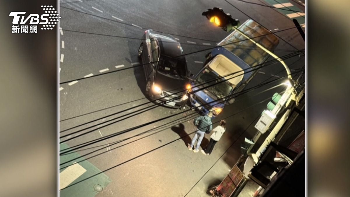 深色轎車在路口迴轉時,當場被直行的貨車撞上。(圖/民眾提供)