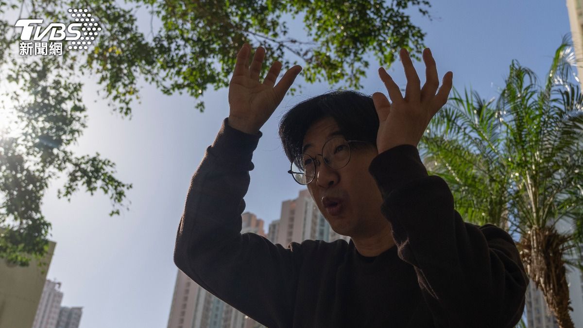 在宏福苑大火中倖存的李先生,分享逃生過程。(圖/達志影像美聯社)