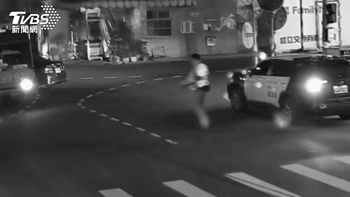 洪姓員警正處理一起酒駕擦撞事故,卻在處理過程中被另一名33歲楊姓駕駛撞上。(圖/民眾提供)