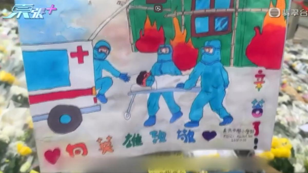 港人悼念罹難者,有小朋友獻上畫作,感謝消防員的辛勞付出。(圖/TVB東張西望 )