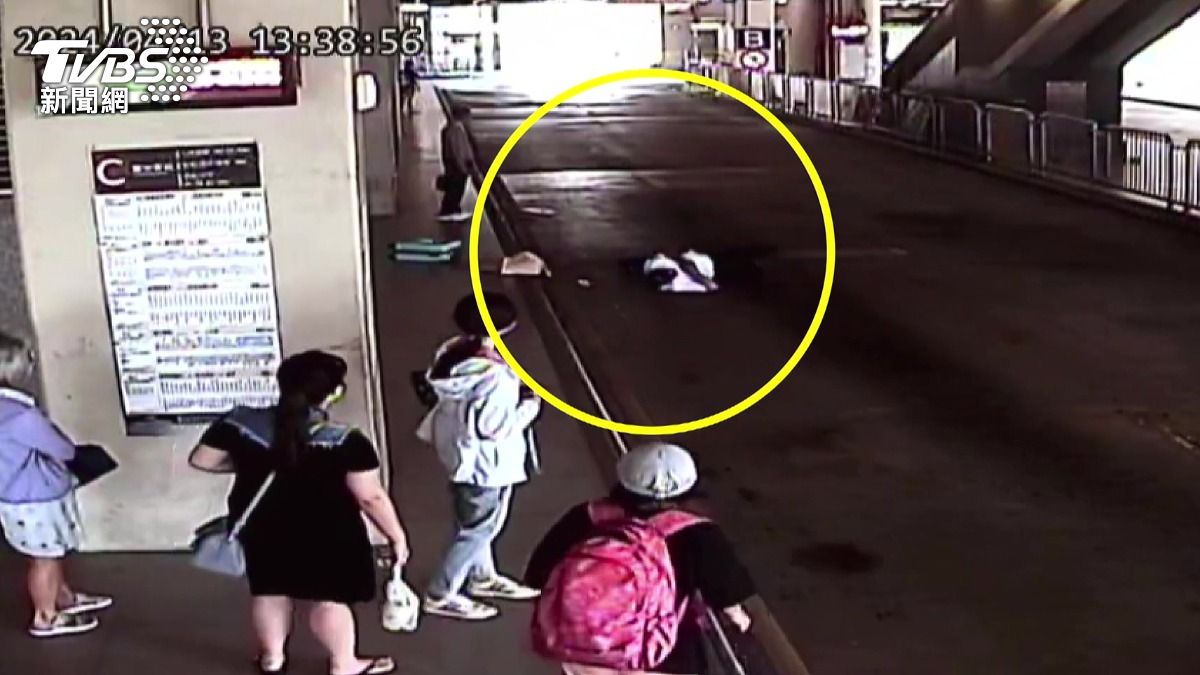 邱姓男子在因未注意地面高低差而跌落車道,造成左橈骨遠端粉碎性骨折。(圖/民眾提供)