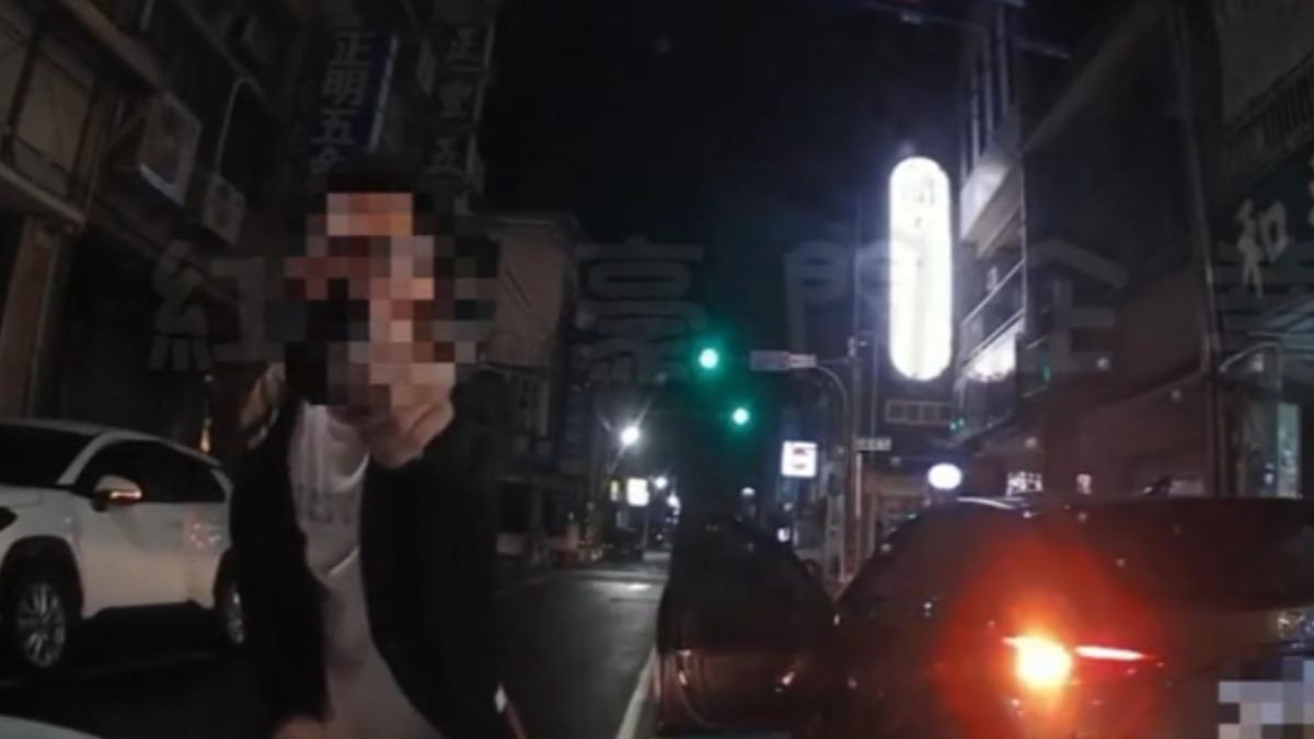 車主持短槍恐嚇。(圖/翻攝洪門黑豪山)