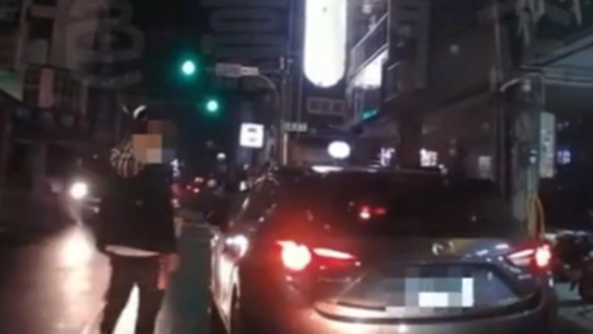 車主不滿違停被按喇叭。(圖/翻攝洪門黑豪山)
