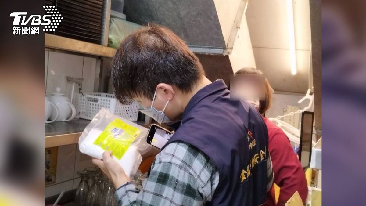 顧客誤飲清潔水事件通報後,立即派員前往現場進行稽查。(圖/TVBS)