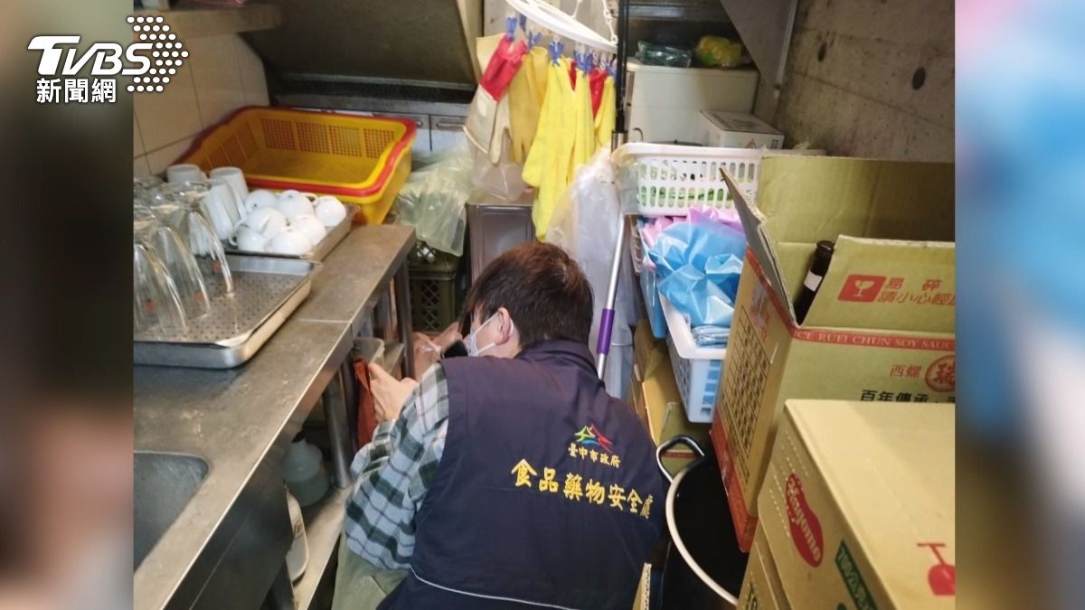 顧客誤飲清潔水事件通報後,並依法勒令業者停業,要求提出改善計畫才能申請復業。(圖/TVBS)