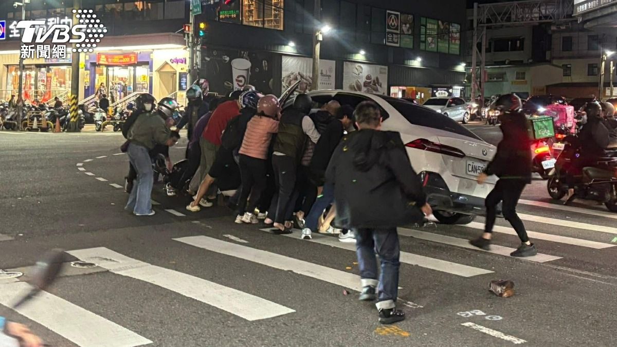 10多人徒手抬車救騎士。（圖／竹市議員黃文政提供）
