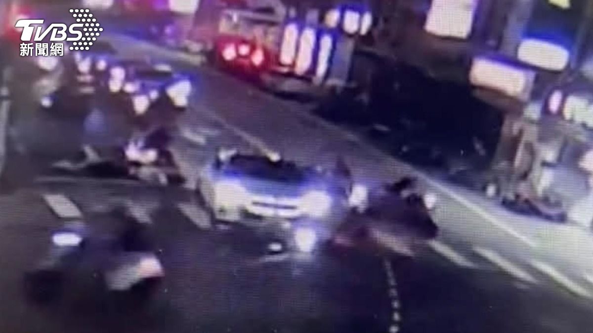 監視器拍下肇事過程。(圖/民眾提供)