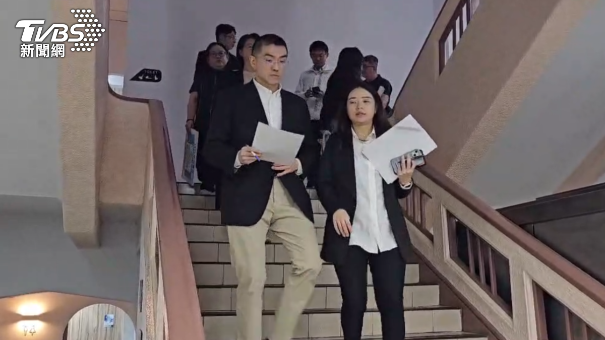 基隆市長謝國樑率領大批市府團隊，說明水汙染調查進度，也宣布啟用緊急準備金。（圖／TVBS）