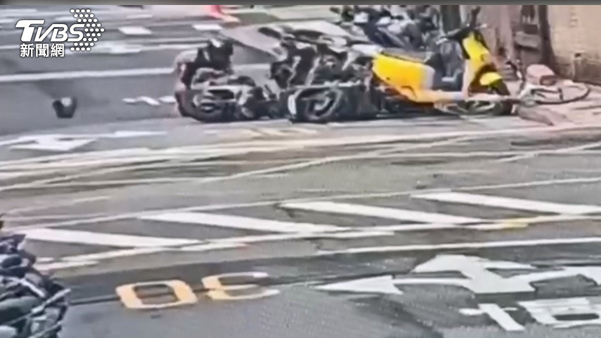 騎士12小時內連喝15瓶啤酒,騎車上路撞倒5輛機車、肇事逃逸。 (圖/TVBS)