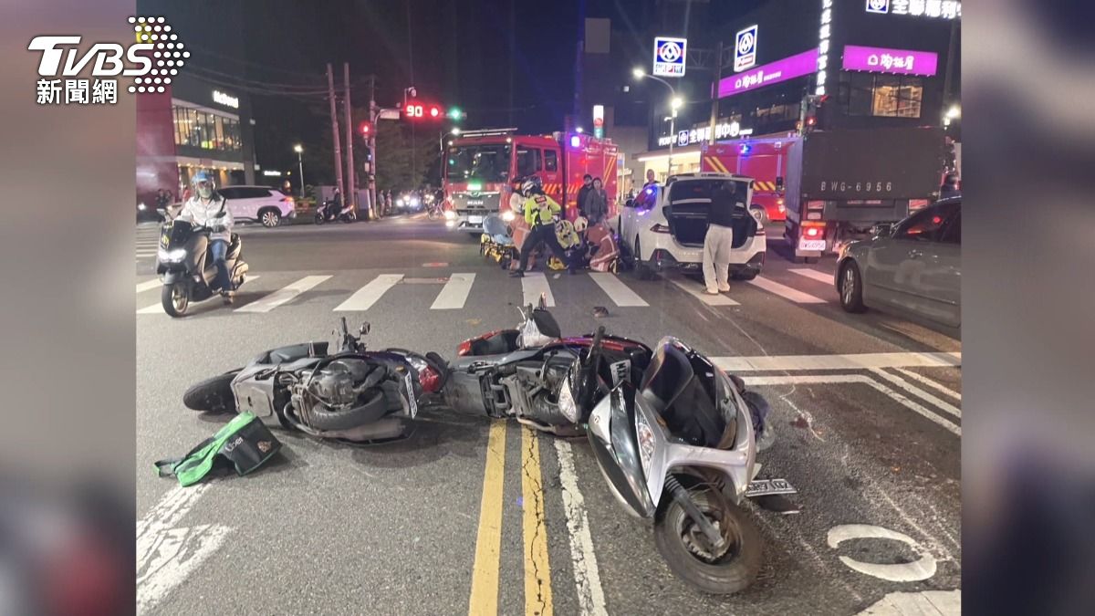 新竹轎車紅燈突暴衝!4機車像「保齡球瓶」遭撞倒 ,5人傷。(圖/TVBS)