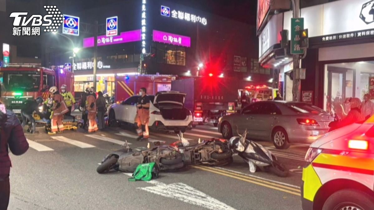 導致5人受輕傷。其中一名28歲女性乘客一度被壓在車底。(圖/TVBS)