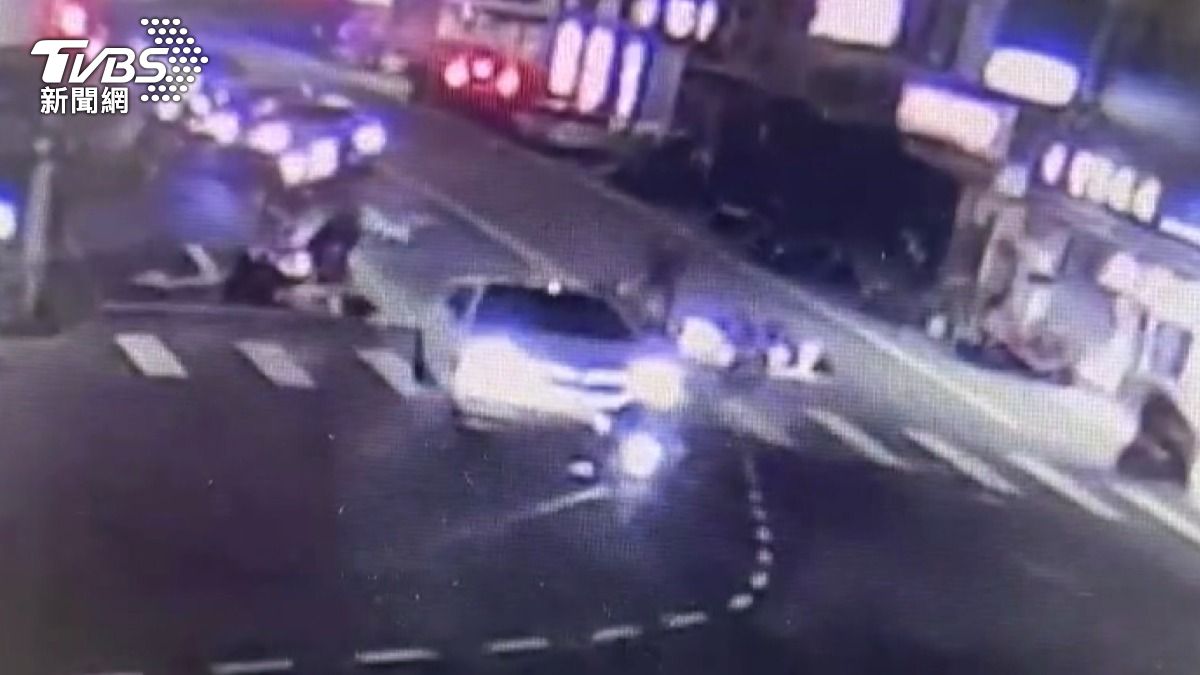 監視器畫面清楚記錄了事發經過,白色轎車如同打保齡球一般,撞倒前方停等區的所有機車。(圖/民眾提供)