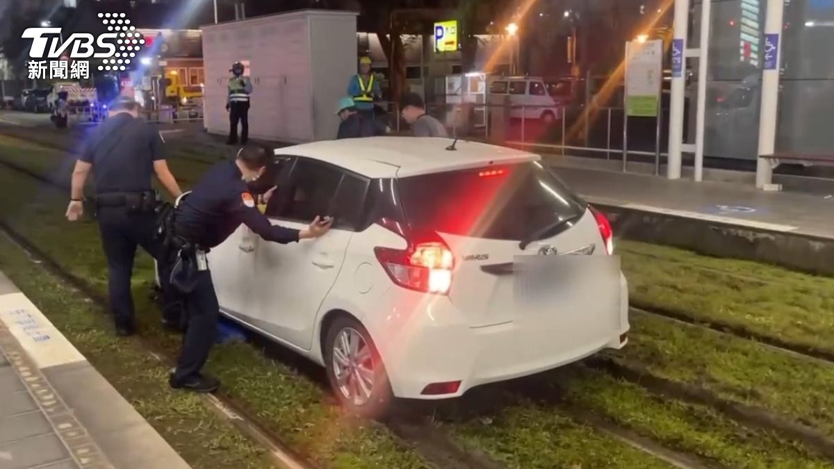 轎車車輪陷進草地,7旬婦後遭送辦。(圖/TVBS)