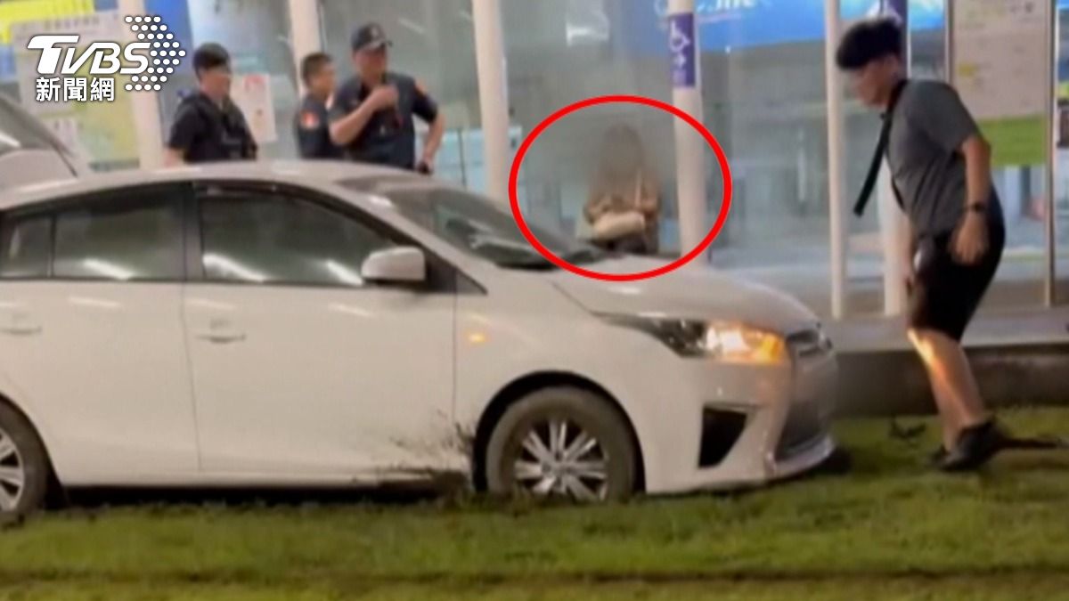 高雄發生離奇交通事故,誤將輕軌軌道當成一般道路,沿著軌道行駛長達700公尺。(圖/民眾提供)