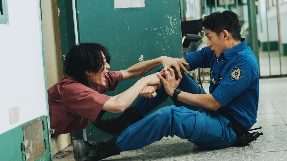 陳澤耀（右）突入鬼滅模式　用二次元招式神救援李英宏。（圖／愛奇藝國際版、壹壹影業提供）