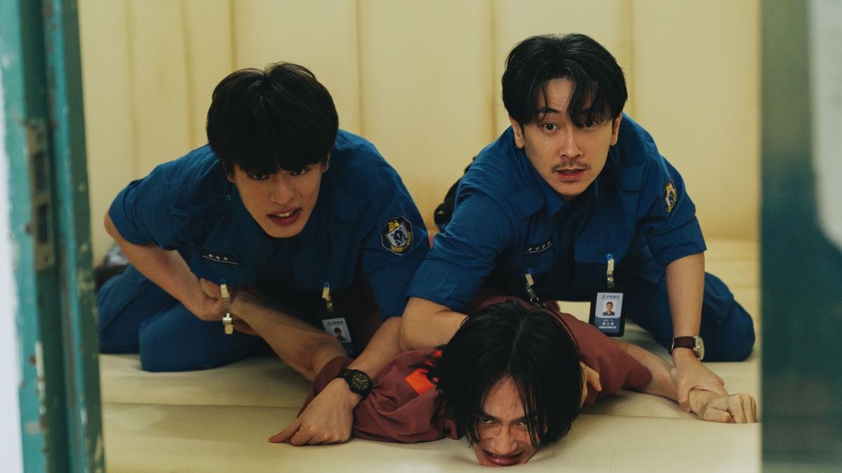 施名帥(右)與邱以太壓制情緒不穩定的受刑人李英宏。(圖/愛奇藝國際版、壹壹影業提供)