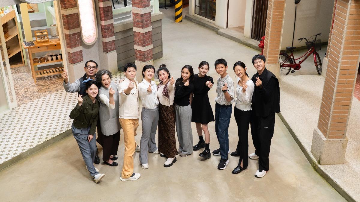 余子嫣(左起)、謝其文、柯素雲、侯彥西、嚴正嵐、阮安妮、宋亭頤、邵奕玫、洪君昊、吳奕蓉、潘君侖合作情境喜劇。(圖/大愛提供)