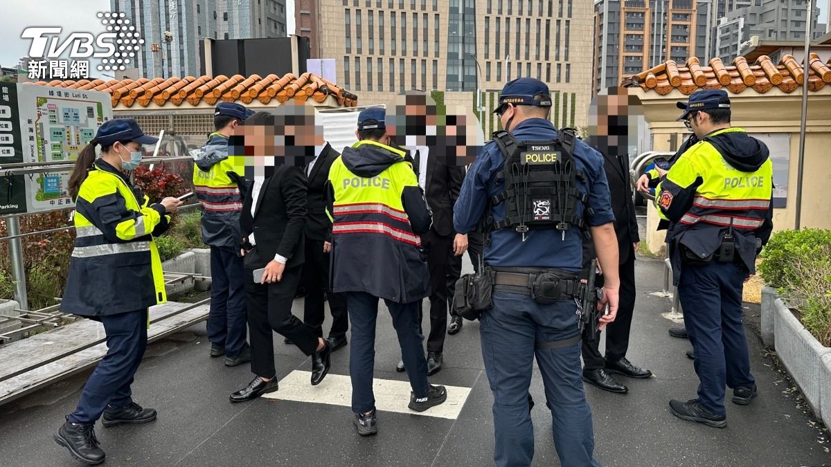 新北警方封鎖出入口盤查。（圖／TVBS）