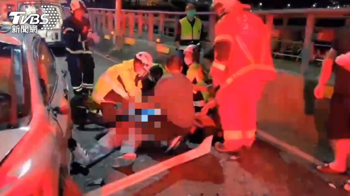 男駕駛不明原因自撞死亡，女副駕駛則擦傷。（圖／TVBS）