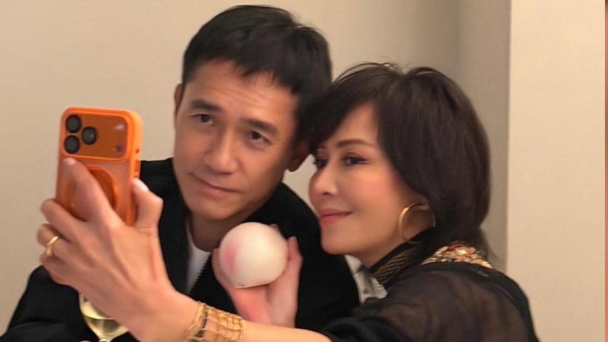 梁朝偉與劉嘉玲是演藝圈公認的模範夫妻。(圖/翻攝自微博)