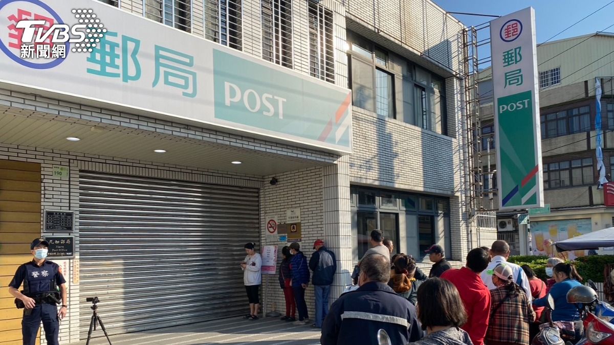 陳姓男子跑到郵局想領普發現金,卻被行員告知已經被領走。(圖/TVBS)
