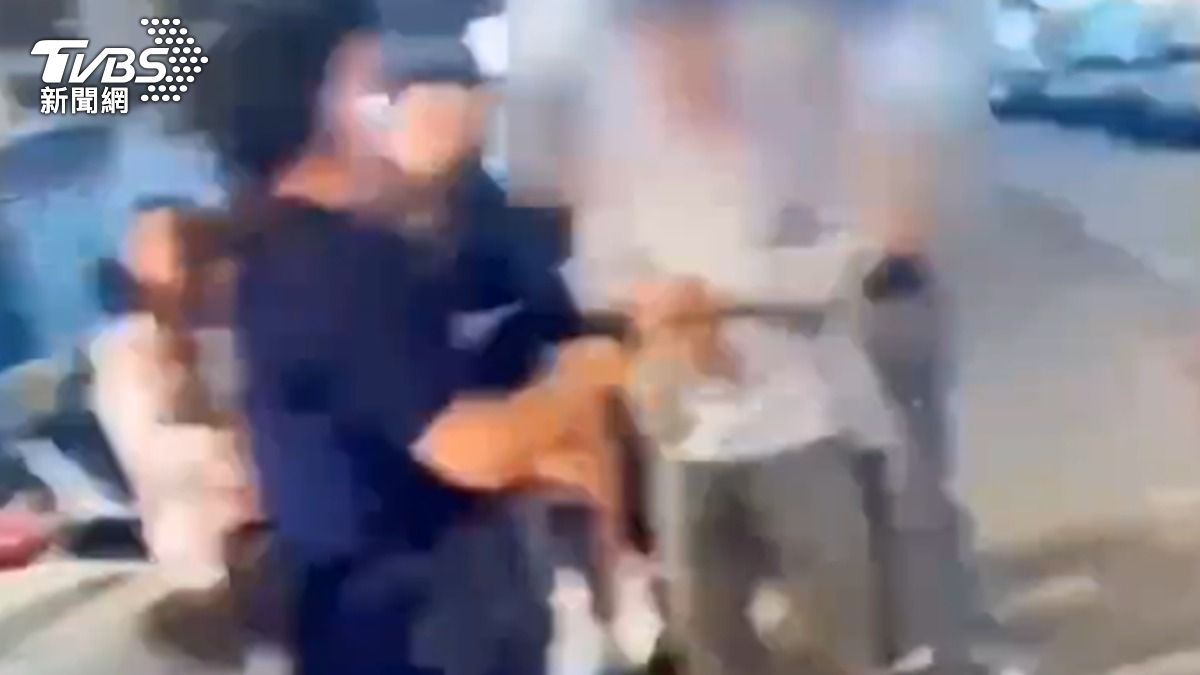 寧夏夜市1日晚間爆發肢體衝突，警方將涉案4人全帶回依妨礙秩序移送地檢偵辦。（圖／TVBS）