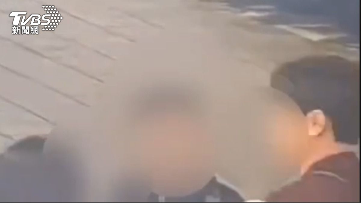 吳姓車主車停紅線誤以為遭到檢舉，與張男一行人發生扭打掛彩。（圖／TVBS）