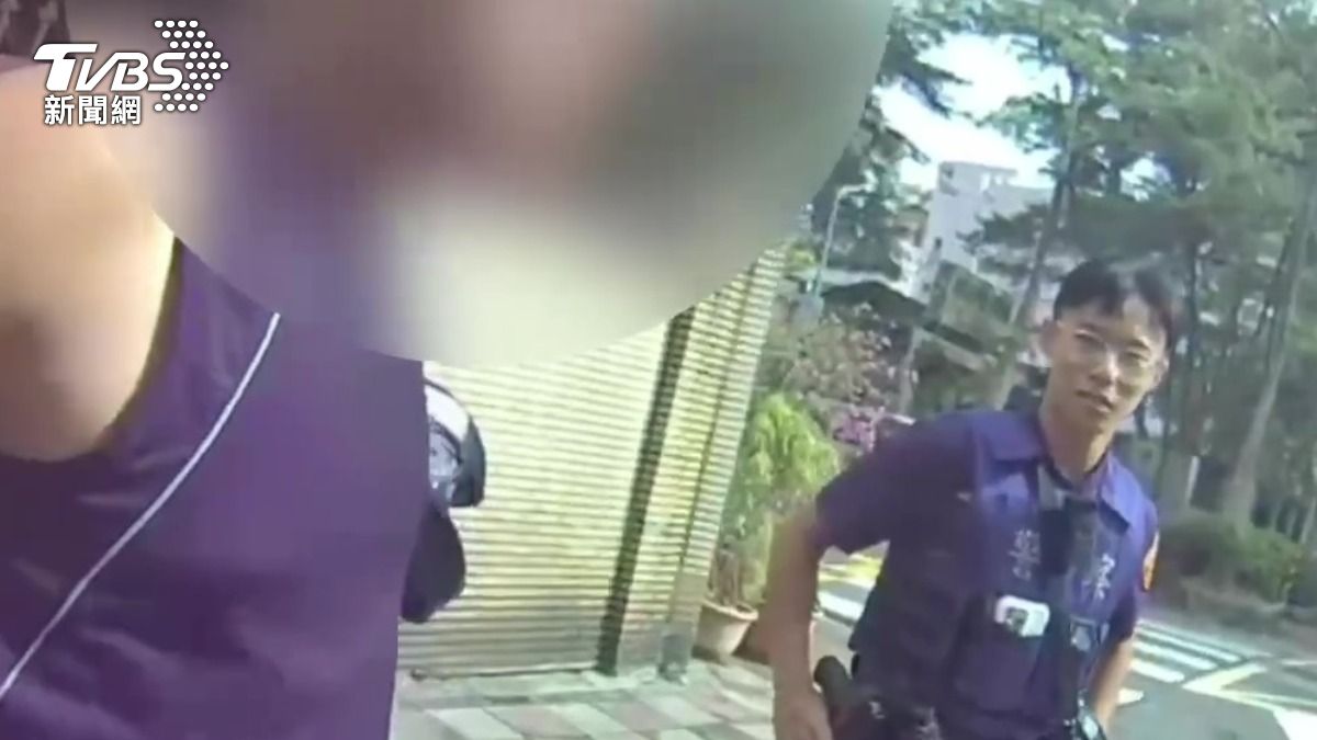 酒駕男心虛返回現場遭警方逮捕。(圖/TVBS)