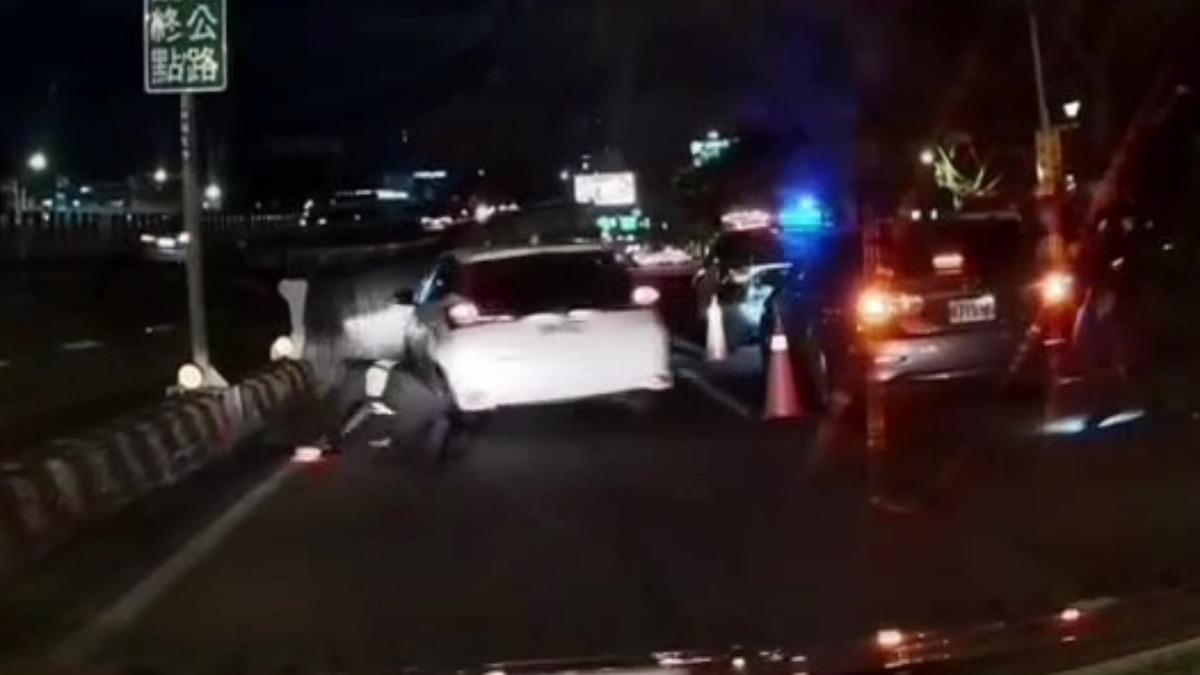 白色衝撞警方逃逸。（圖／社會事新聞影音）