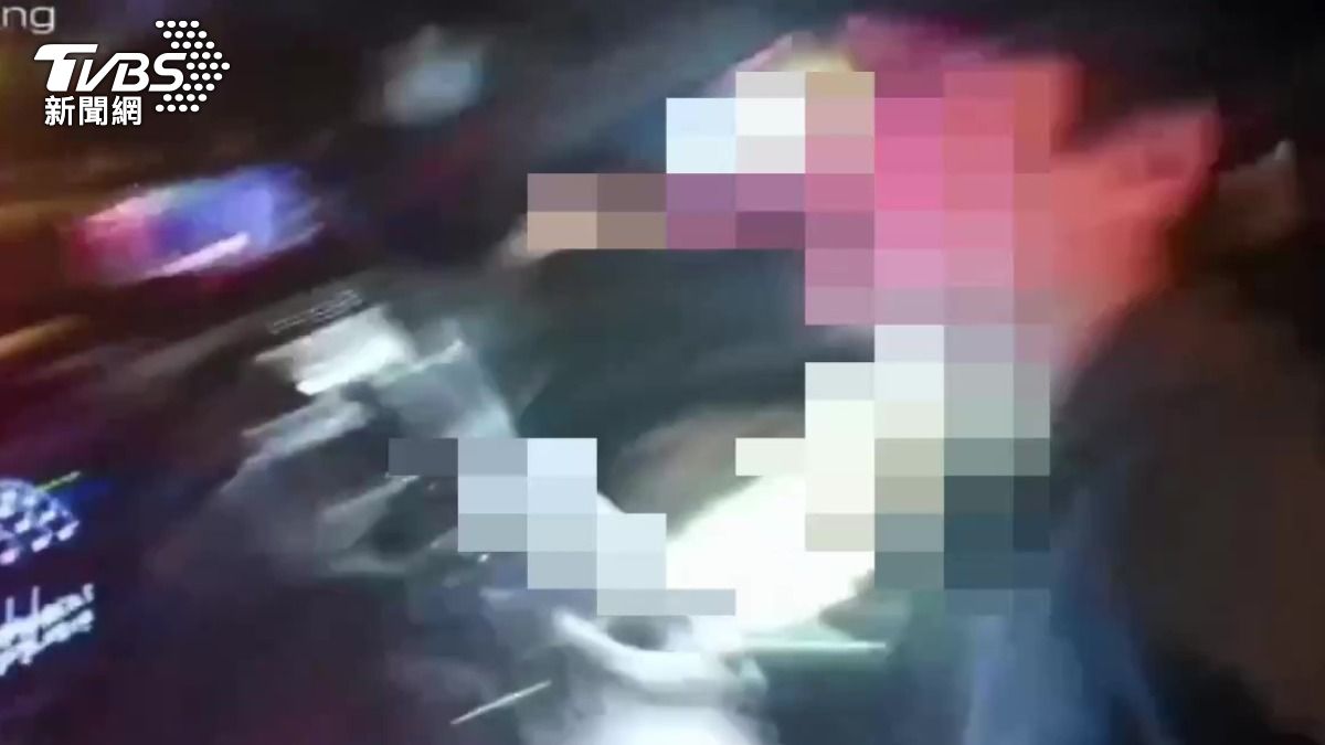 警方喝令駕駛下車時他開車衝撞逃離。（圖／TVBS）