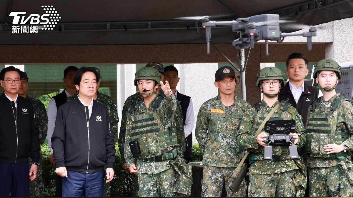 賴清德首站先聆聽無人機訓練解說。（圖／潘建樺攝）